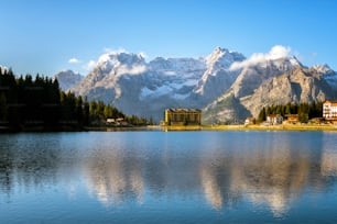 Paesaggio mozzafiato del Lago di Misurina con le Dolomiti sullo sfondo, Italia. Paesaggio naturale panoramico di destinazione turistica nelle Dolomiti Orientali in Italia.