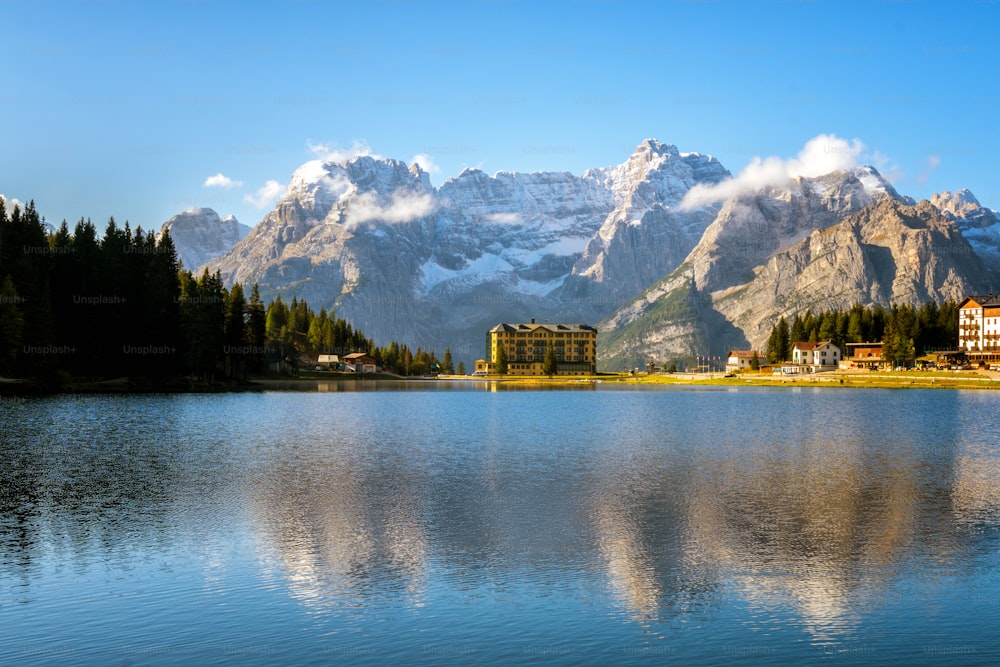 Paysage à couper le souffle du lac Misurina avec la montagne des Dolomites en arrière-plan, Italie. Paysage naturel panoramique de destination de voyage dans les Dolomites orientales en Italie.