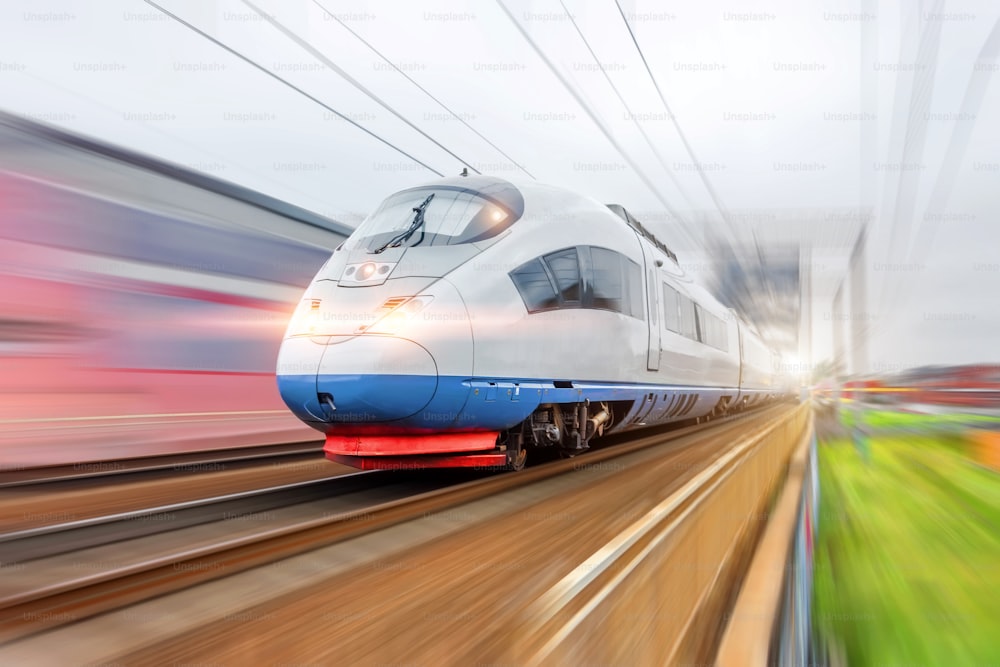 Tren eléctrico con luces brillantes que viaja a alta velocidad