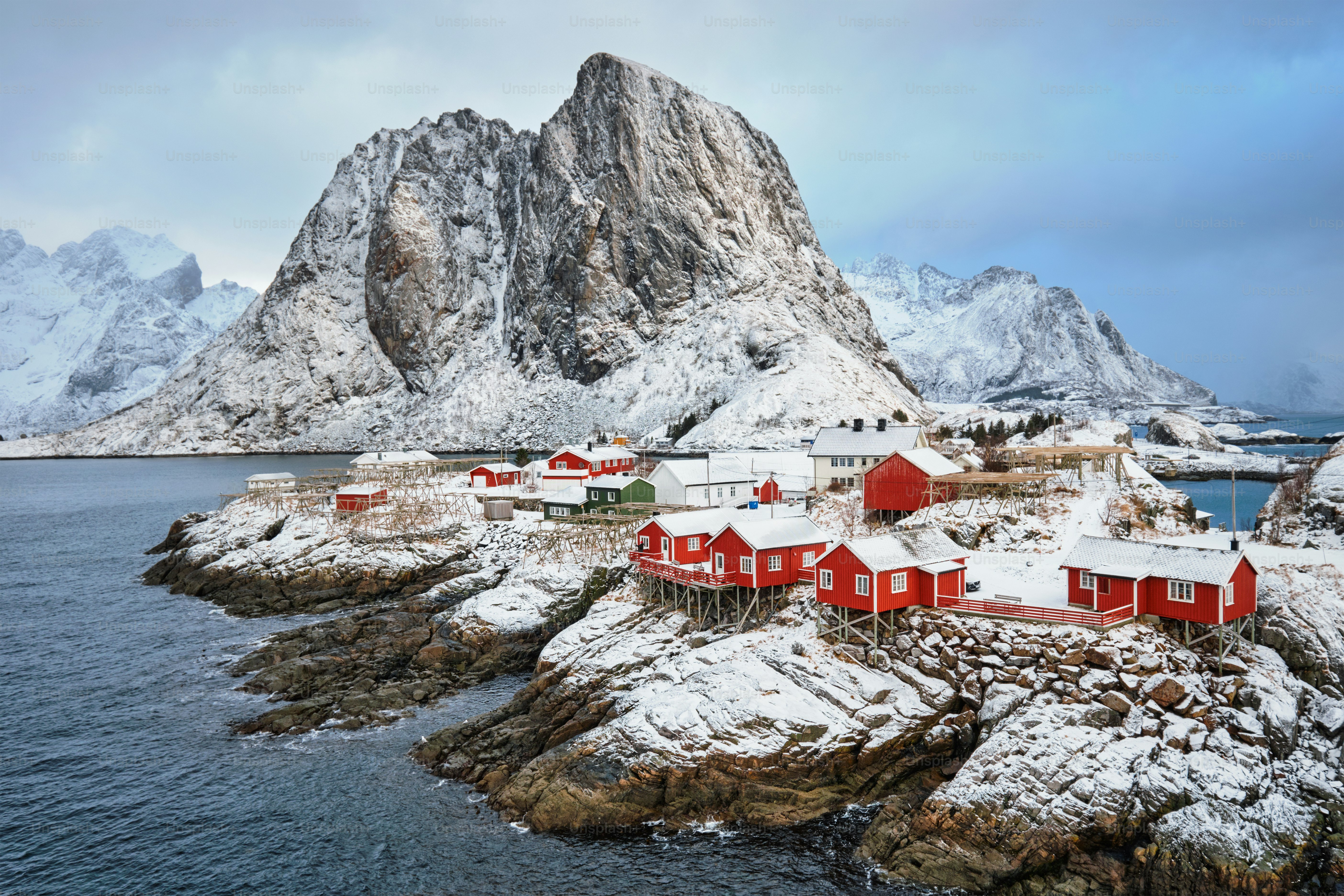 Famoso villaggio di pescatori di Hamnoy sulle isole Lofoten, Norvegia con le case rosse del rorbu in inverno