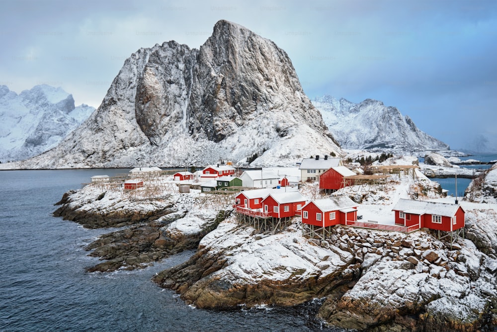 Famosa atração turística Hamnoy vila de pescadores em Lofoten Islands, Noruega com casas de rorbu vermelho no inverno