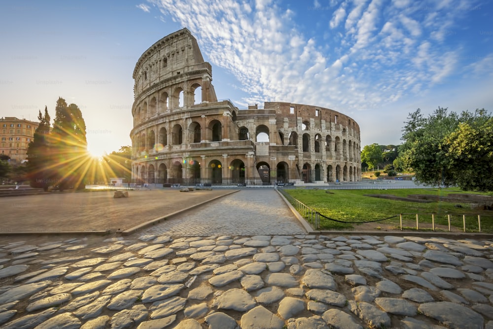 Coliseu em Roma com sol da manhã, Itália, Europa.