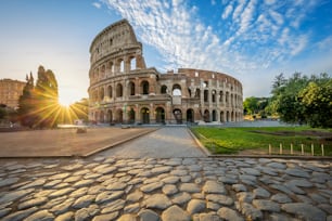 朝日を浴びたローマのコロッセオ、イタリア、ヨーロッパ。