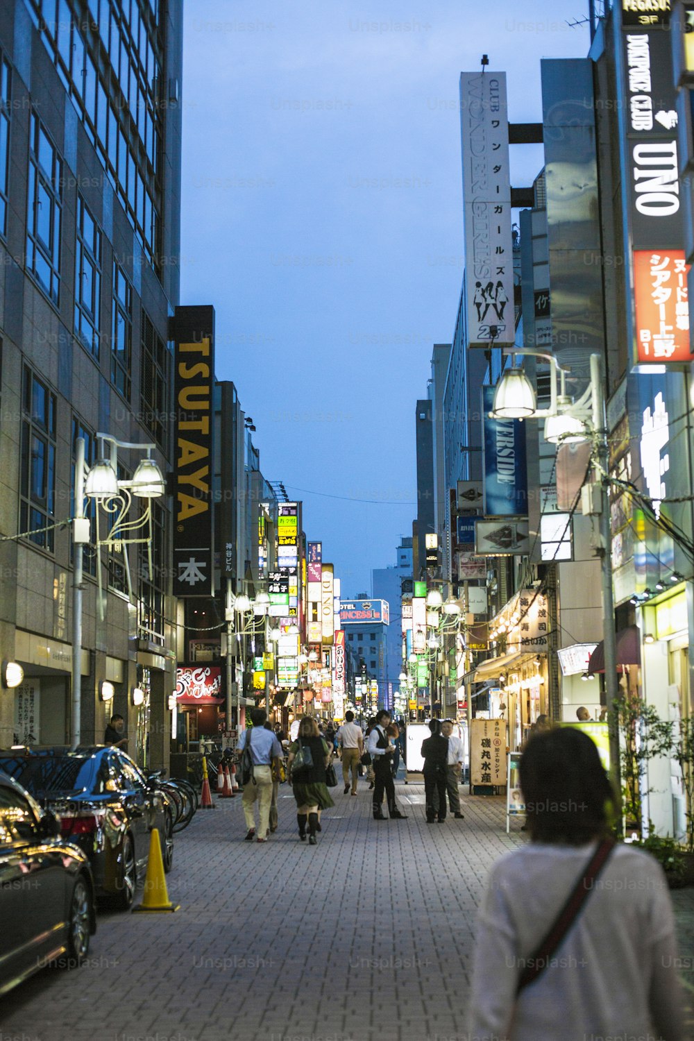 Uma rua em Tóquio iluminada ao entardecer