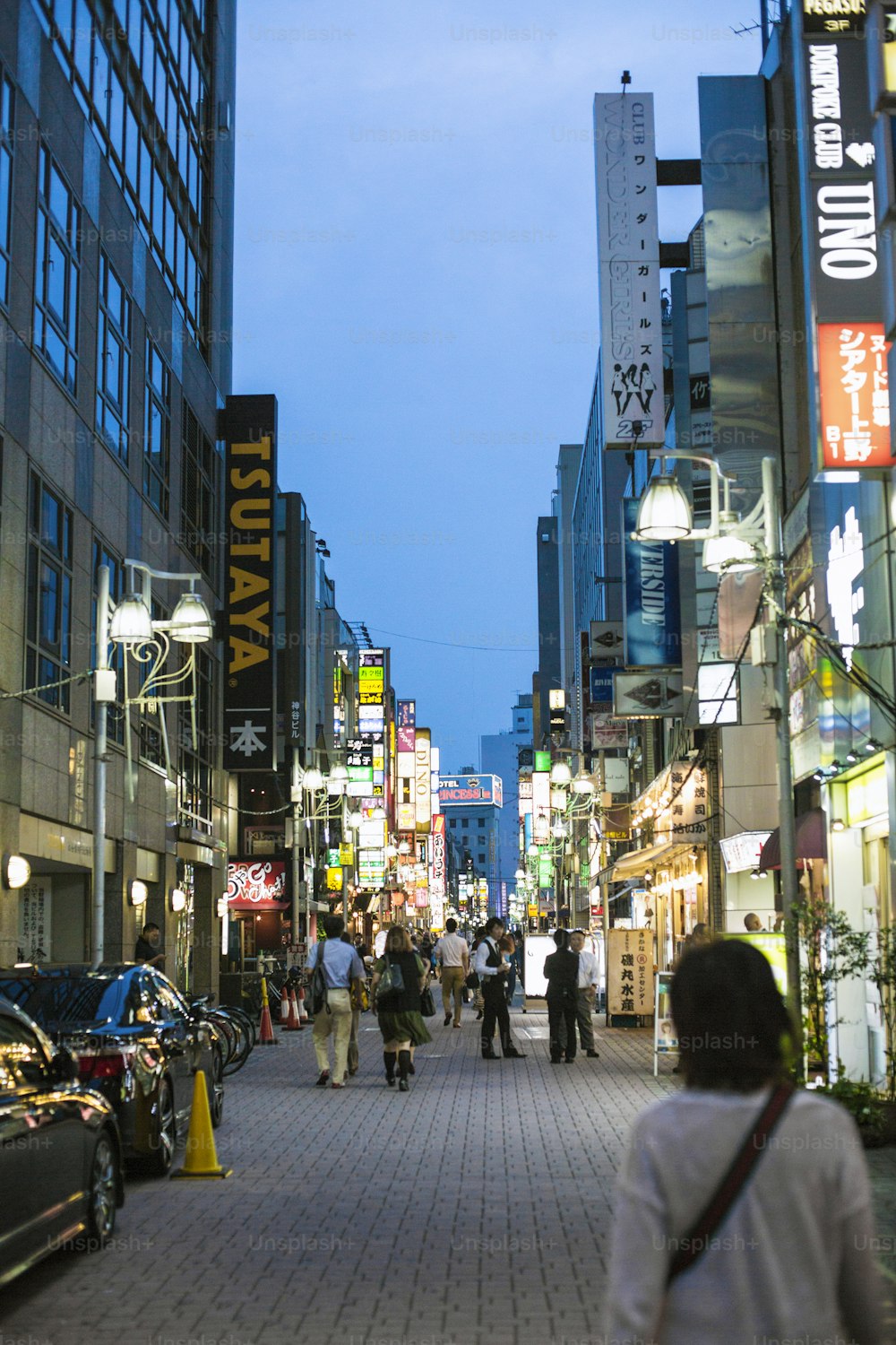 Una strada di Tokyo illuminata al crepuscolo