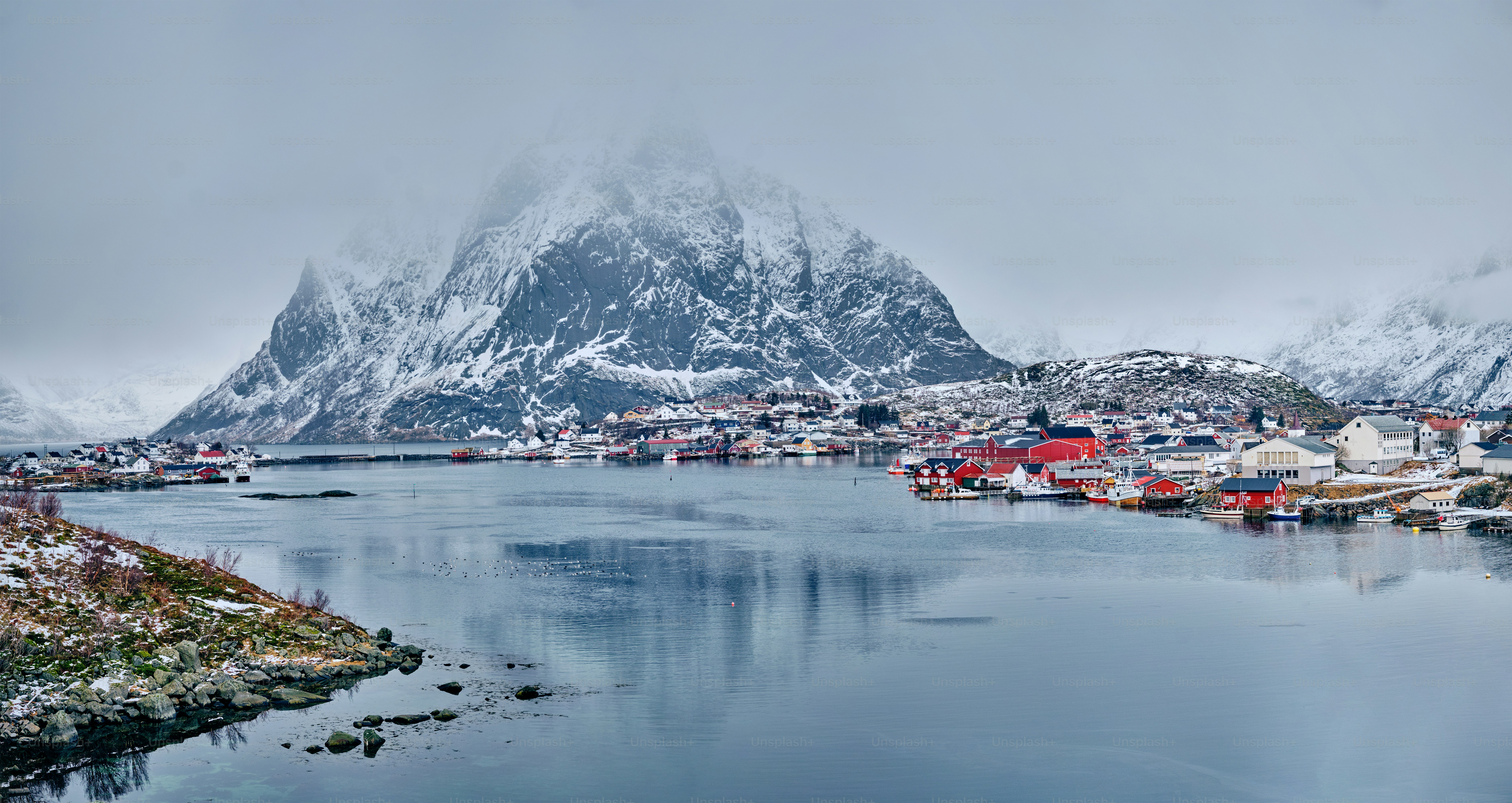 Panorama of Reine fishing village on Lofoten islands with red rorbu houses  in winter with snow. Lofoten islands, Norway photo – Sea Image on Unsplash, image size:3000x1594