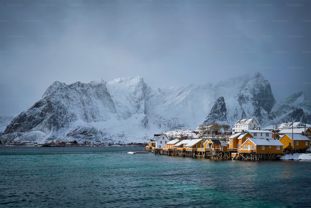 Case gialle rorbu del villaggio di pescatori di Sakrisoy con neve in inverno. Isole Lofoten, Norvegia