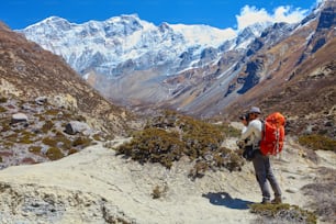 Photographe de randonnée prenant des photos. Trek autour du mont Annapurna. 