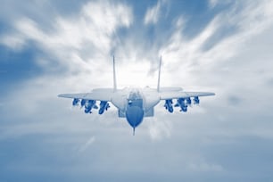 Manovra del jet da combattimento con postbruciatore nel cielo. Conflitto, guerra. Forze aerospaziali, colore monocromatico.