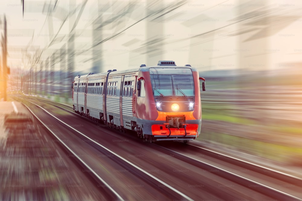 여객 디젤 열차는 철도 모션 블러 효과로 이동합니다.