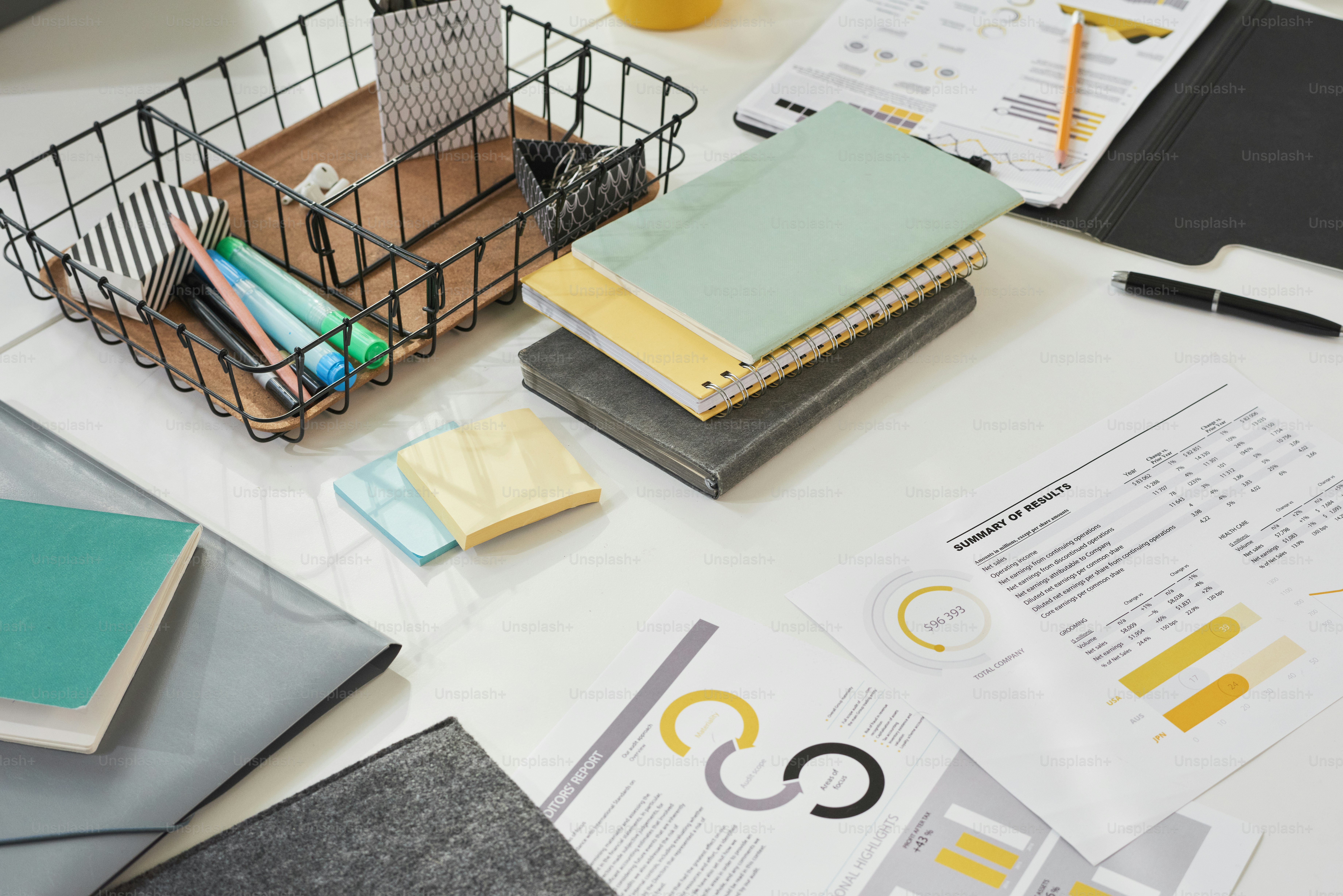 테이블에 책과 노트북이 있는 재무 보고서 클로즈업