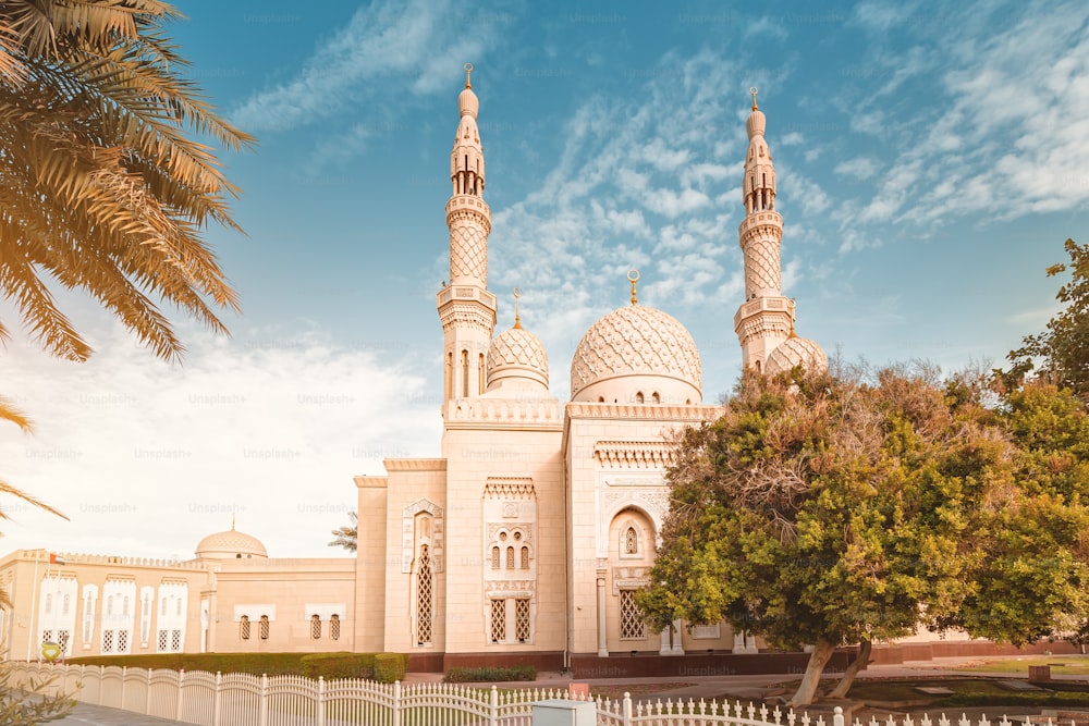 Arquitectura de la mezquita de Jumeirah en Dubái, Emiratos Árabes Unidos. También es un centro educativo para el entendimiento cultural. Concepto de religión musulmana