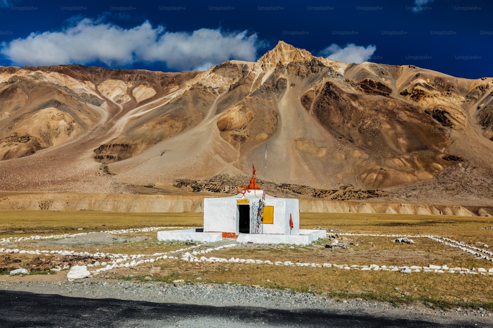 Pequeno templo hindu em Sarchu na estrada Manali-Leh. Fronteira entre Himachal Pradesh e Ladakh, Índia