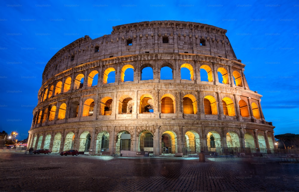 Coliseu em Roma, Itália à noite. - O Coliseu de Roma foi construído no tempo da Roma Antiga, no centro da cidade. É o principal destino de viagem e atração turística da Itália.