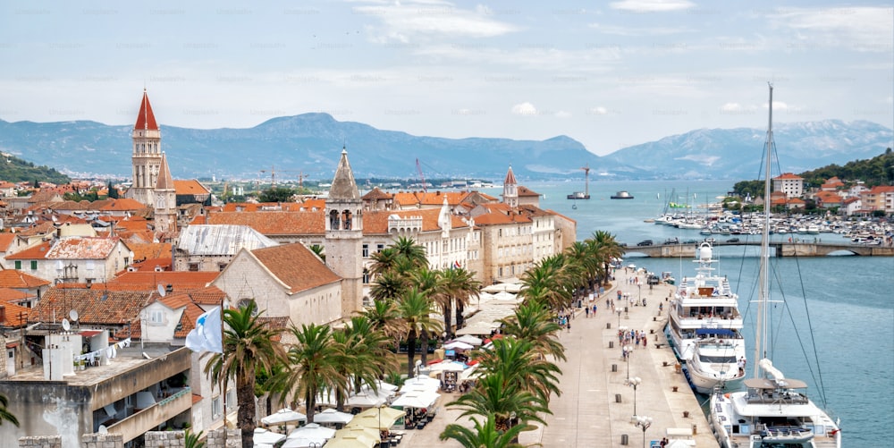Il centro storico di Trogir in Dalmazia, Croazia, Europa. Trogir è la città storica che attrae i turisti che visitano la Croazia.