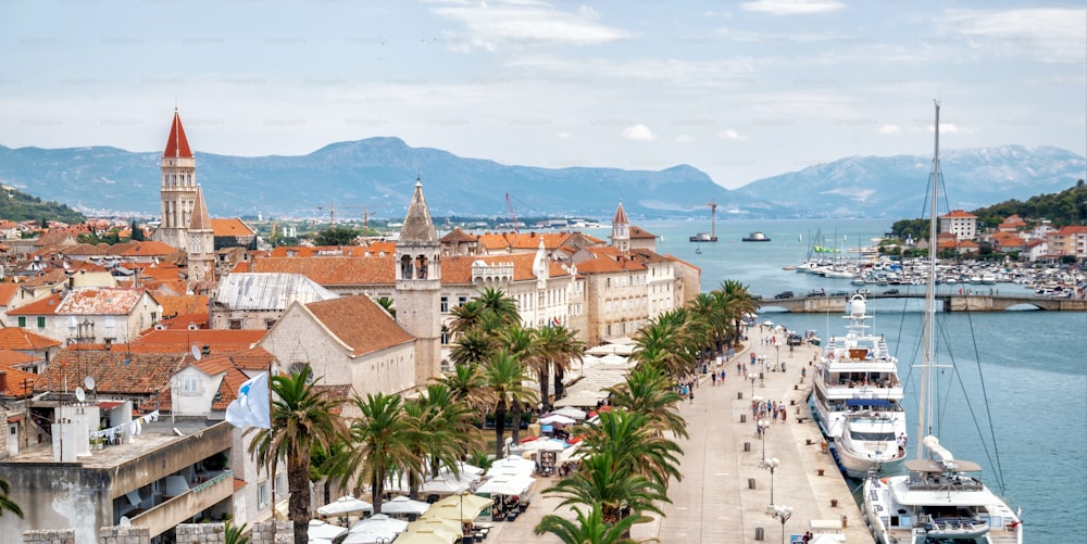 La città vecchia di Trogir in Dalmazia, Croazia, Europa. Trogir è la città storica che attira i turisti che visitano la Croazia.
