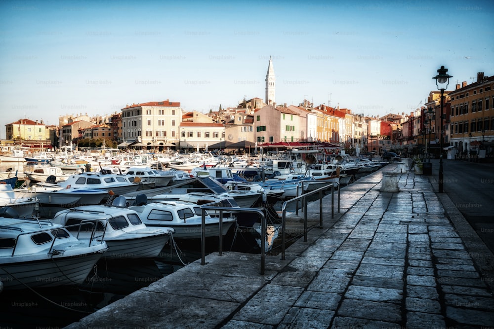 Schöne romantische Altstadt von Rovinj in Kroatien. Die Küstenstadt Rovinj liegt auf der Halbinsel Istrien östlich von Kroatien Europa und ist das berühmte Reiseziel Kroatiens.