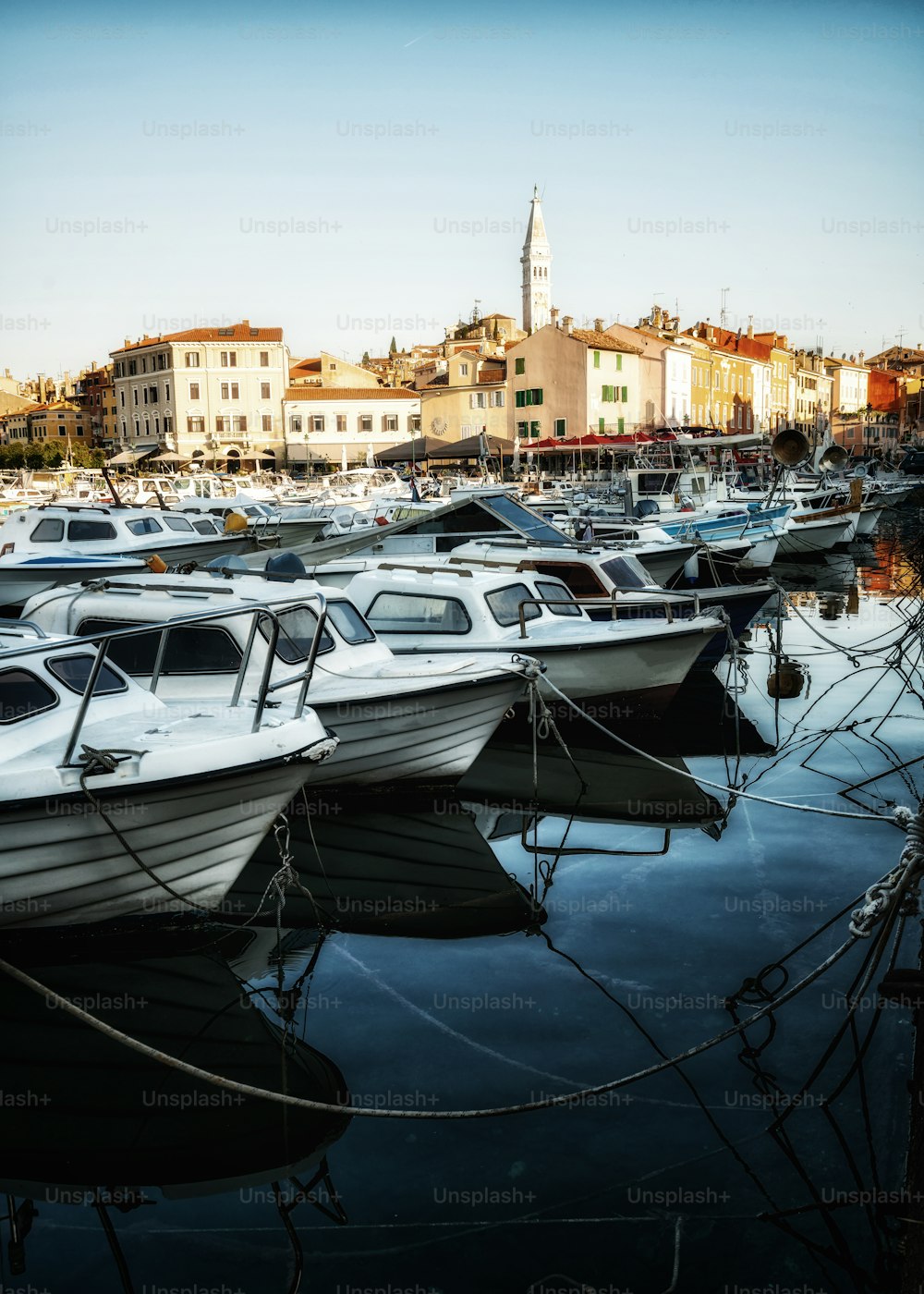 크로아티아의 Rovinj의 아름다운 낭만적 인 구시 가지. 크로아티아 유럽의 동쪽 이스트리아 반도에 위치한 해안 도시 로비니는 크로아티아의 유명한 여행지입니다.