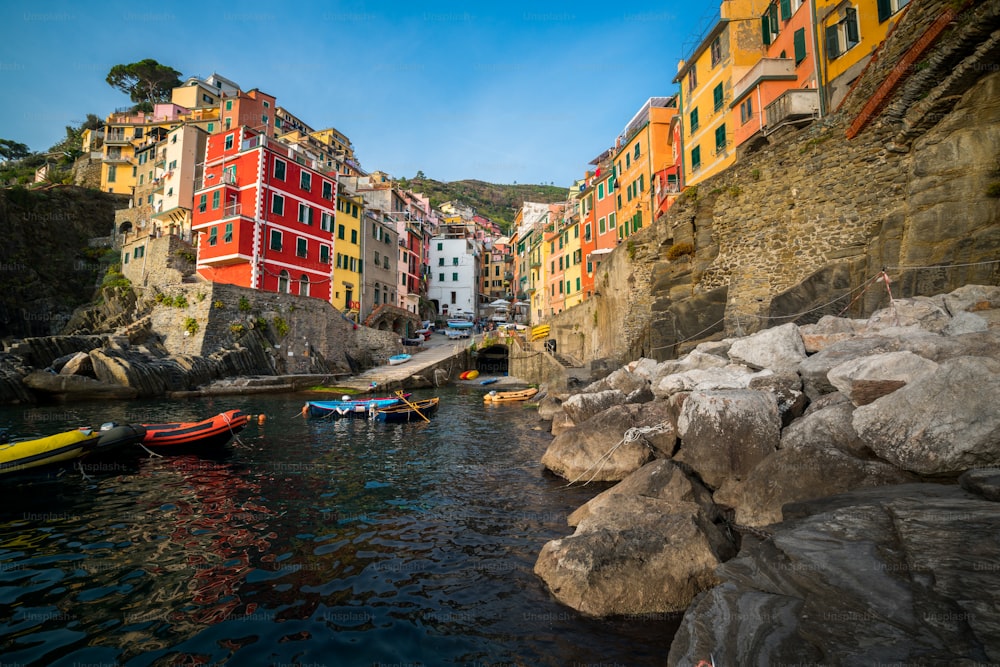 Riomaggiore von Cinque Terre, Italien - Traditionelles Fischerdorf in La Spezia, an der Küste von Ligurien in Italien. Riomaggiore ist eine der fünf Reiseattraktionen der Cinque Terre.