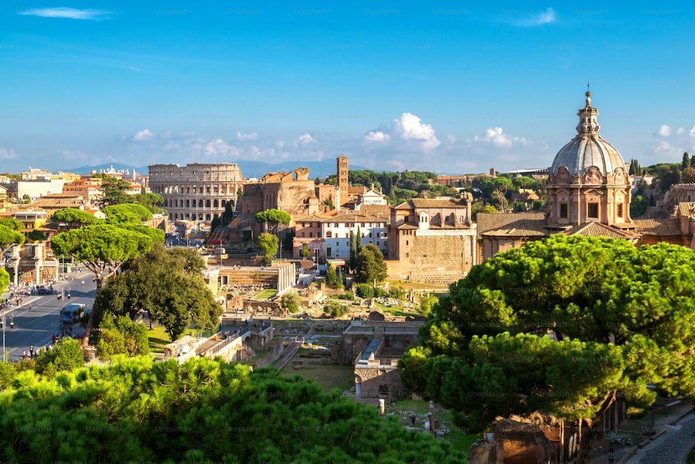 古代ローマのランドマークがあるイタリアのローマの街のスカイライン。コロッセオとフォロロマーノ、イタリアの有名な旅行先。