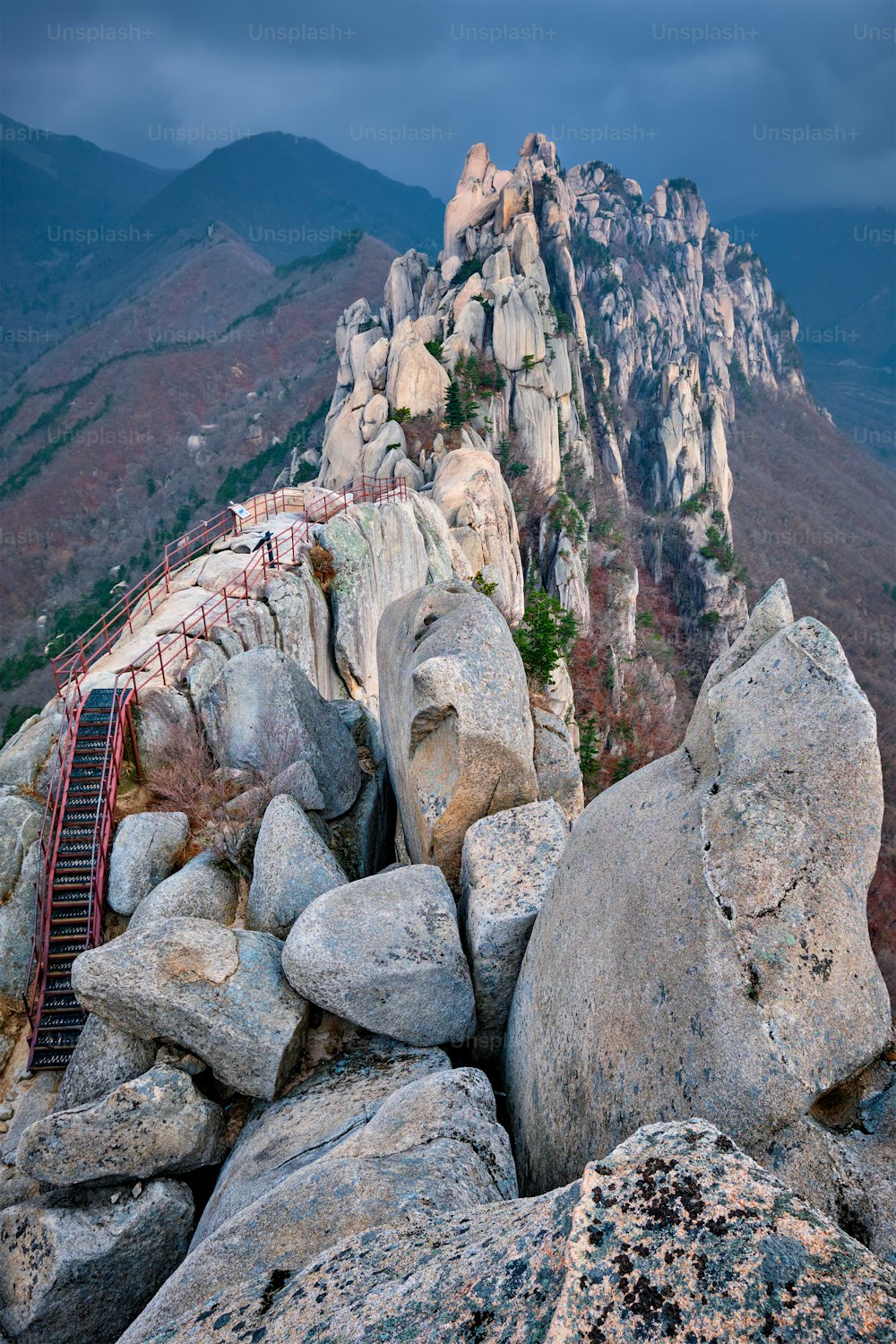 Vista de pedras e formações rochosas do pico rochoso de Ulsanbawi em tempo tempestuoso com nuvens. Parque Nacional de Seoraksan, Coreia do Sul