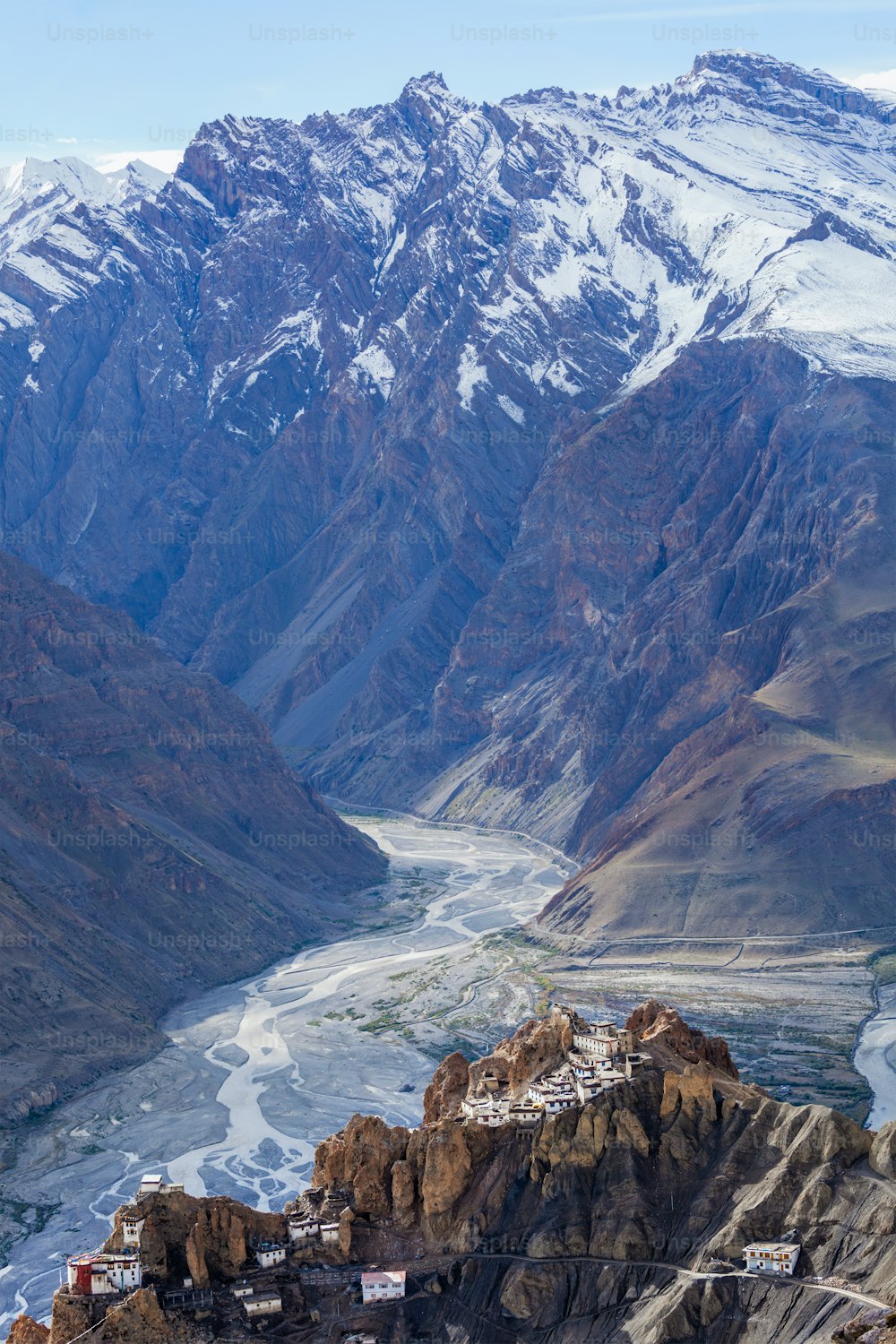 Monastère de Dhankar perché sur une falaise dans l’Himalaya. Dhankar, Vallée du Spiti, Himachal Pradesh, Inde