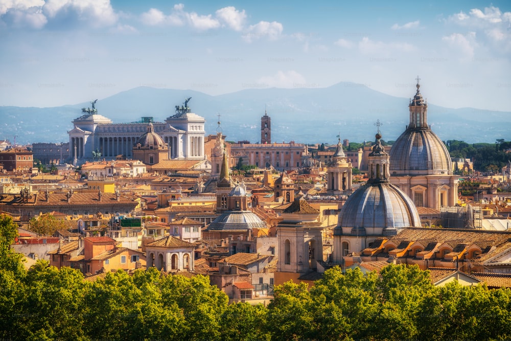 古代ローマの有名なランドマーク、建築、イタリアの文化、モニュメントのパノラマの景色を望む市内中心部のローマのスカイライン。歴史的なローマはイタリアの有名な旅行先です。