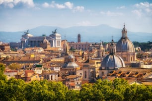 Rom Skyline im Stadtzentrum mit Panoramablick auf das berühmte Wahrzeichen der antiken Rom-Architektur, italienische Kultur und Denkmäler. Das historische Rom ist das berühmte Reiseziel Italiens.