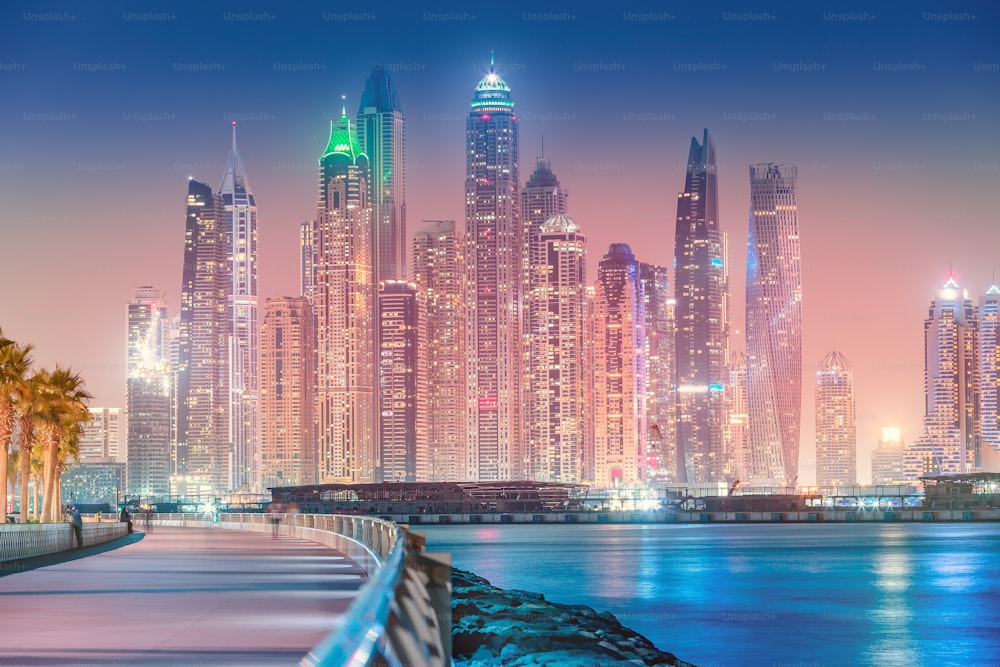 Vue majestueuse de la ville sur les gratte-ciel et les bâtiments hôteliers de la marina de Dubaï depuis l’île de Palm Jumeirah à Dubaï. Immobilier et attractions touristiques aux Émirats arabes unis
