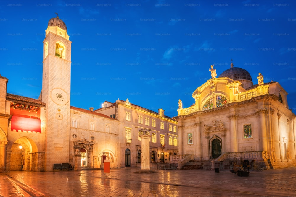 두브 로브 니크 구시 가지에있는 성 블레즈 교회, 밤에 크로아티아 - 크로아티아의 유명한 여행 목적지. 두브 로브 니크 구시 가지는 1979 년 유네스코 세계 문화 유산으로 지정되었습니다.
