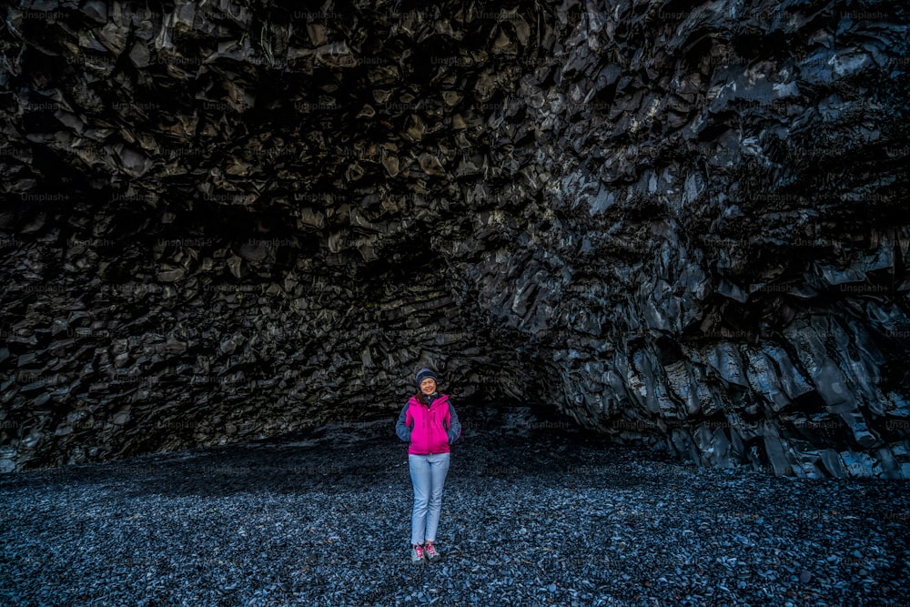 아이슬란드 남부 비크의 레이니스드란가르 해변에 있는 화산 검은 바위 동굴.