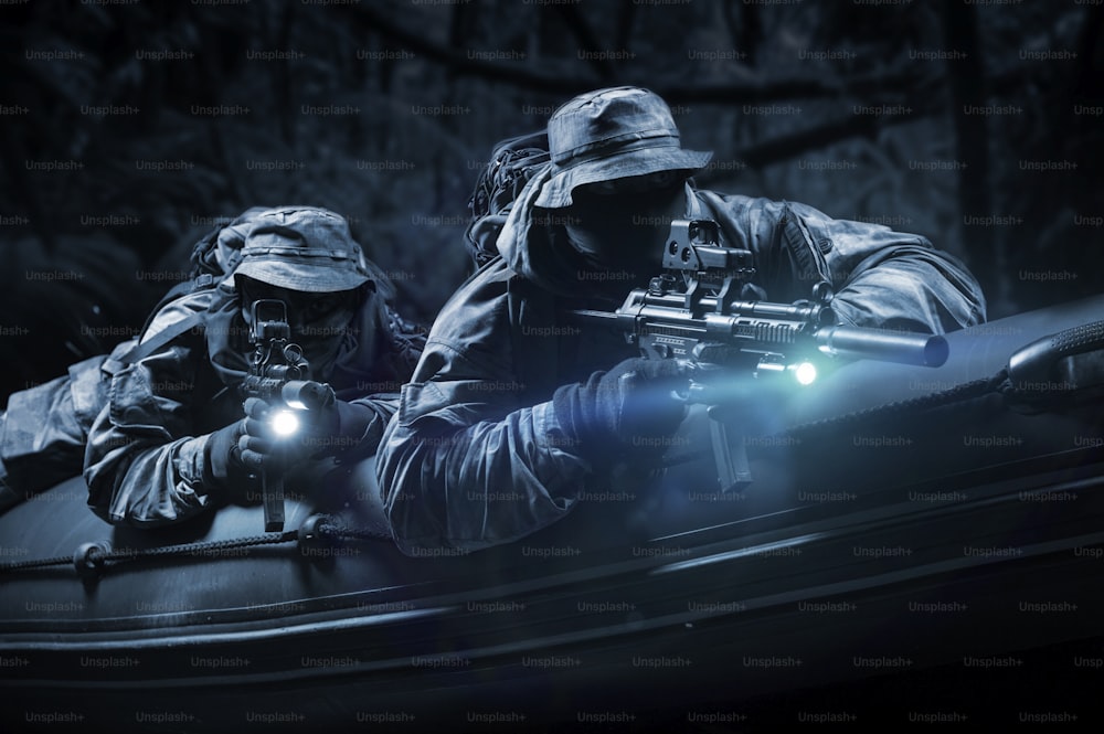 Due combattenti di un'unità speciale si muovono attraverso la foresta di notte. Il concetto di operazioni speciali, la NATO, la guerra. Mista