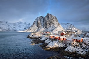 Berühmte Touristenattraktion Hamnoy Fischerdorf auf den Lofoten, Norwegen mit roten Rorbu-Häusern im Winter