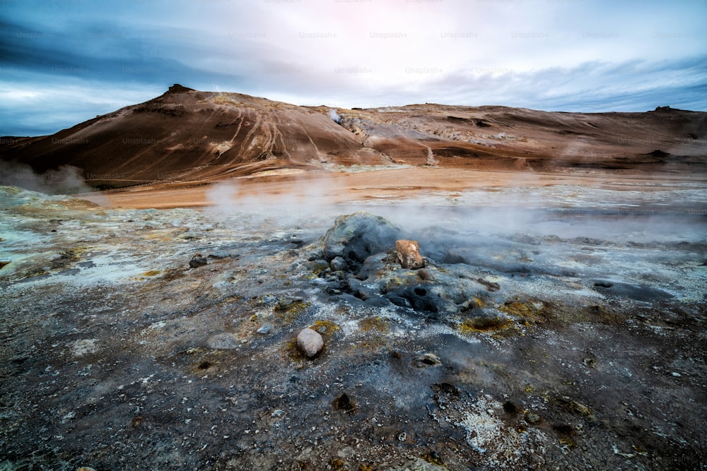 흐베리르(아이슬란드어: Hverarond)는 아이슬란드 미바튼의 지열 지대이다. Hverir는 유럽 아이슬란드 북동부 크라 플라 인 Myvatn 호수 근처에 위치한 유명한 관광지입니다.
