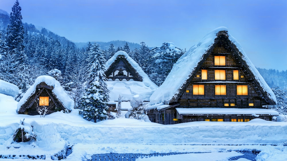 Village de Shirakawa-go en hiver, sites du patrimoine mondial de l’UNESCO, Japon.