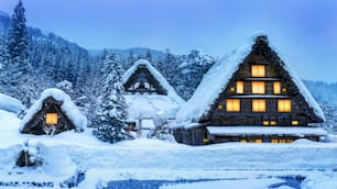 Villaggio di Shirakawa-go in inverno, siti del patrimonio mondiale dell'UNESCO, Giappone.