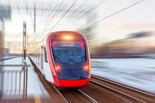 Luci rosse del treno pendolare moderno ad alta velocità, sfocatura del movimento