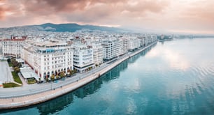 Panorama aéreo sobre o passeio marítimo da cidade de Salónica com fachadas de edifícios e um caminho pedestre ao longo do mar. Visite a Grécia e o conceito de turismo