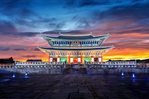 韓国ソウルの黄昏時の景福宮。