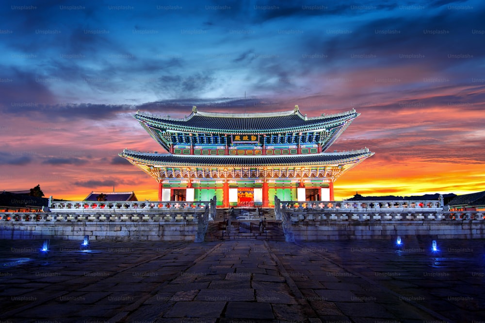 Gyeongbokgung Palast in der Dämmerung in Seoul, Südkorea.