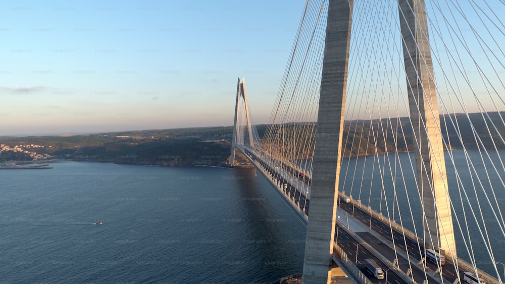 Yavuz Sultan Selim Bridge al tramonto, veduta aerea del ponte sul bosforo di Istanbul.
