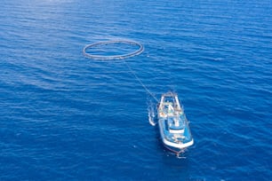 Barco de pesca com equipamento especial para a pesca, velas de armação de peixe no mar Mediterrâneo