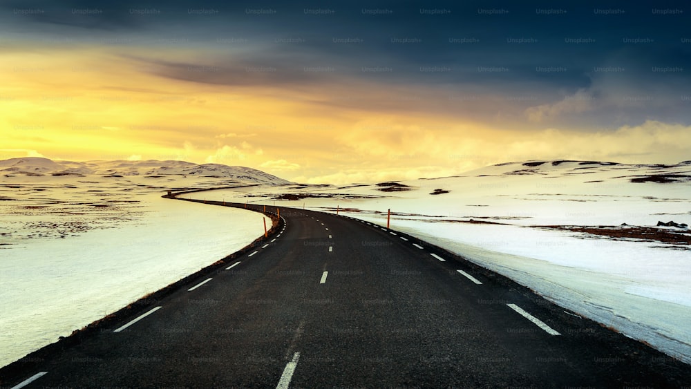 Uma longa estrada reta ao pôr do sol no inverno.