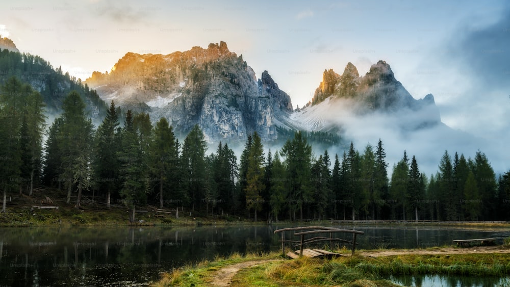 Paysage majestueux du lac d’Antorne avec le cél�èbre sommet des Dolomites en arrière-plan dans les Dolomites orientales, en Italie, en Europe. Beau paysage naturel et destination de voyage pittoresque.