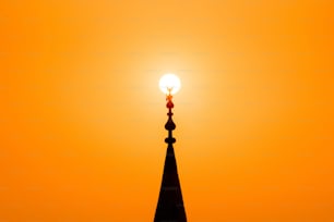 Roter Sonnenuntergang mit Sonne und Silhouette des Moschee-Minaretts