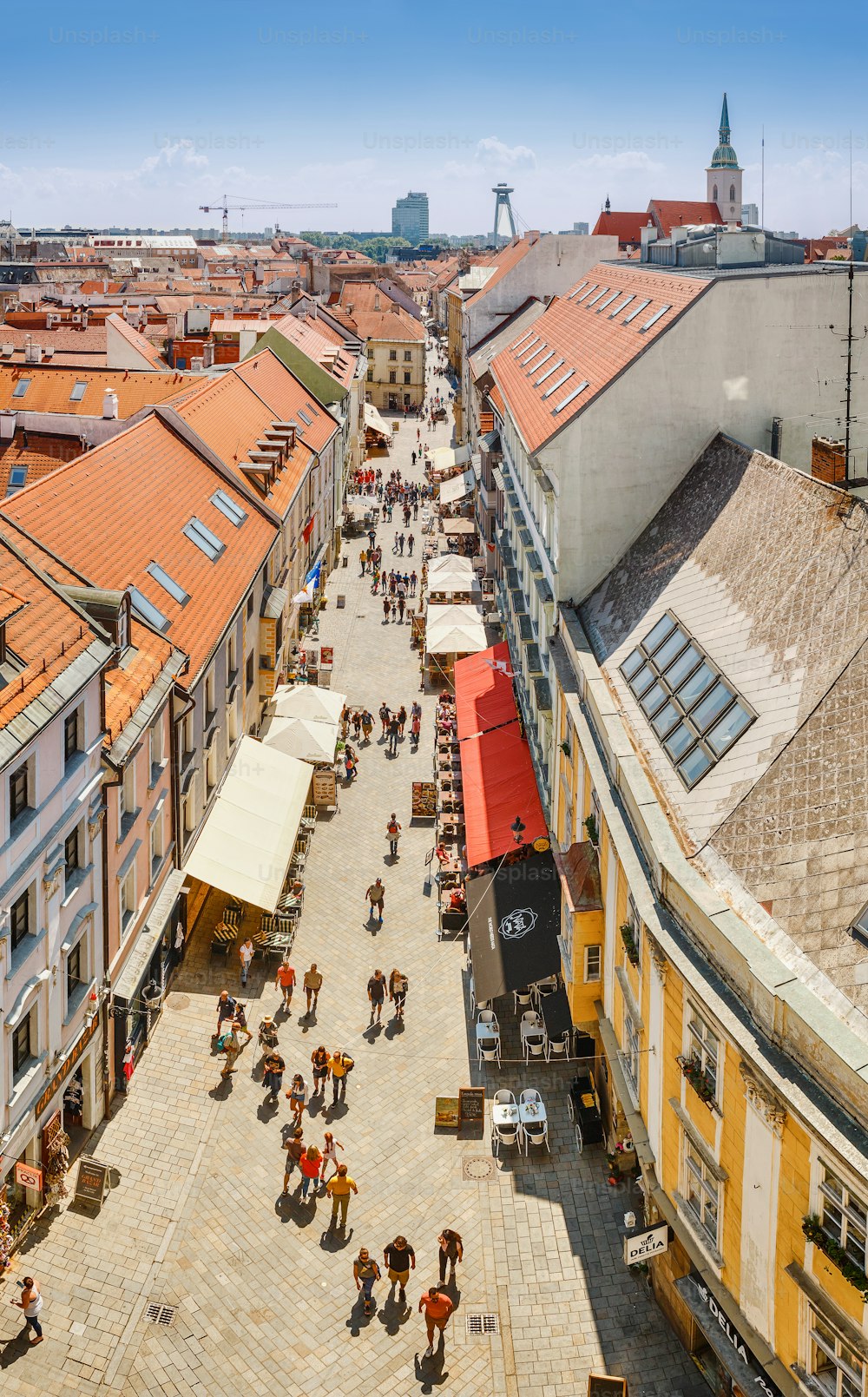 Vista panorámica de los tejados y el casco antiguo desde una altura, atracciones turísticas en el concepto de Bratislava