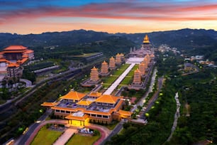 Puesta de sol en el templo del Buda Fo Guang Shan en Kaohsiung, Taiwán.