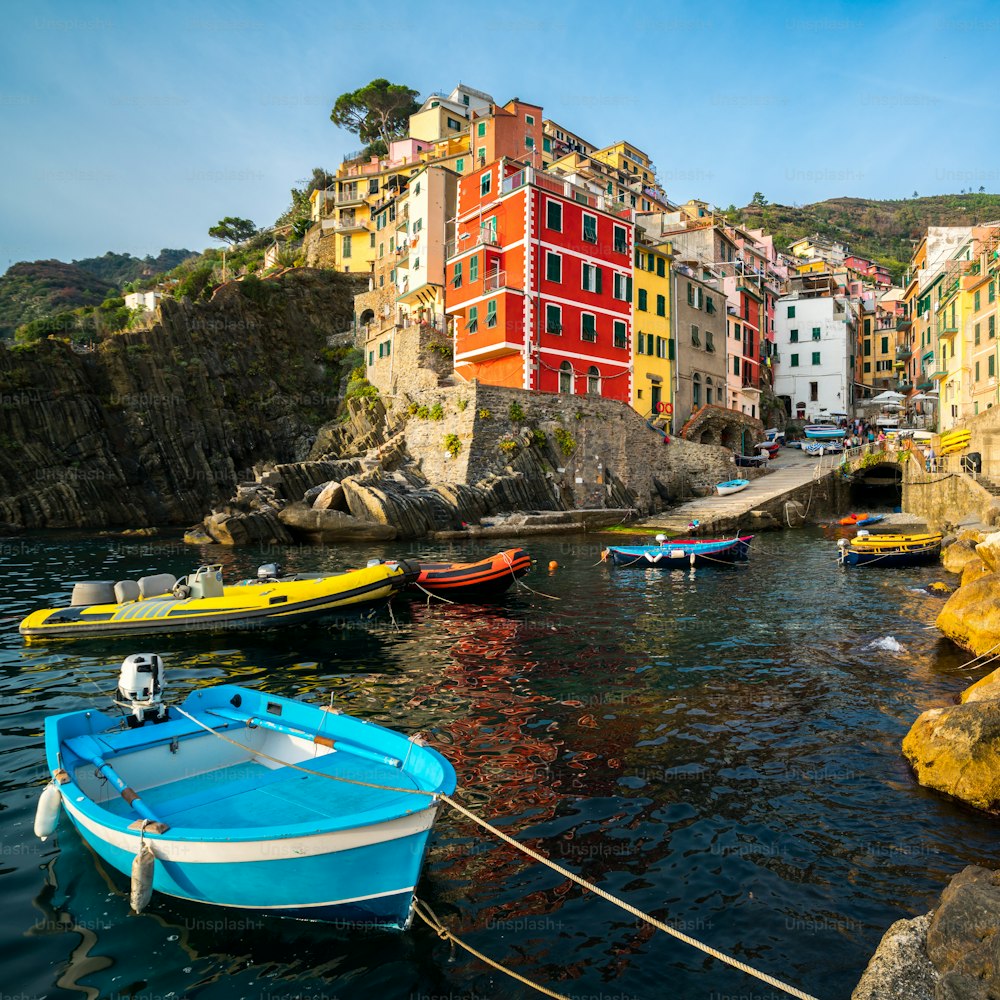 Riomaggiore de Cinque Terre, Italia - Pueblo tradicional de pescadores en La Spezia, situado en la costa de Liguria de Italia. Riomaggiore es una de las cinco atracciones turísticas de Cinque Terre.