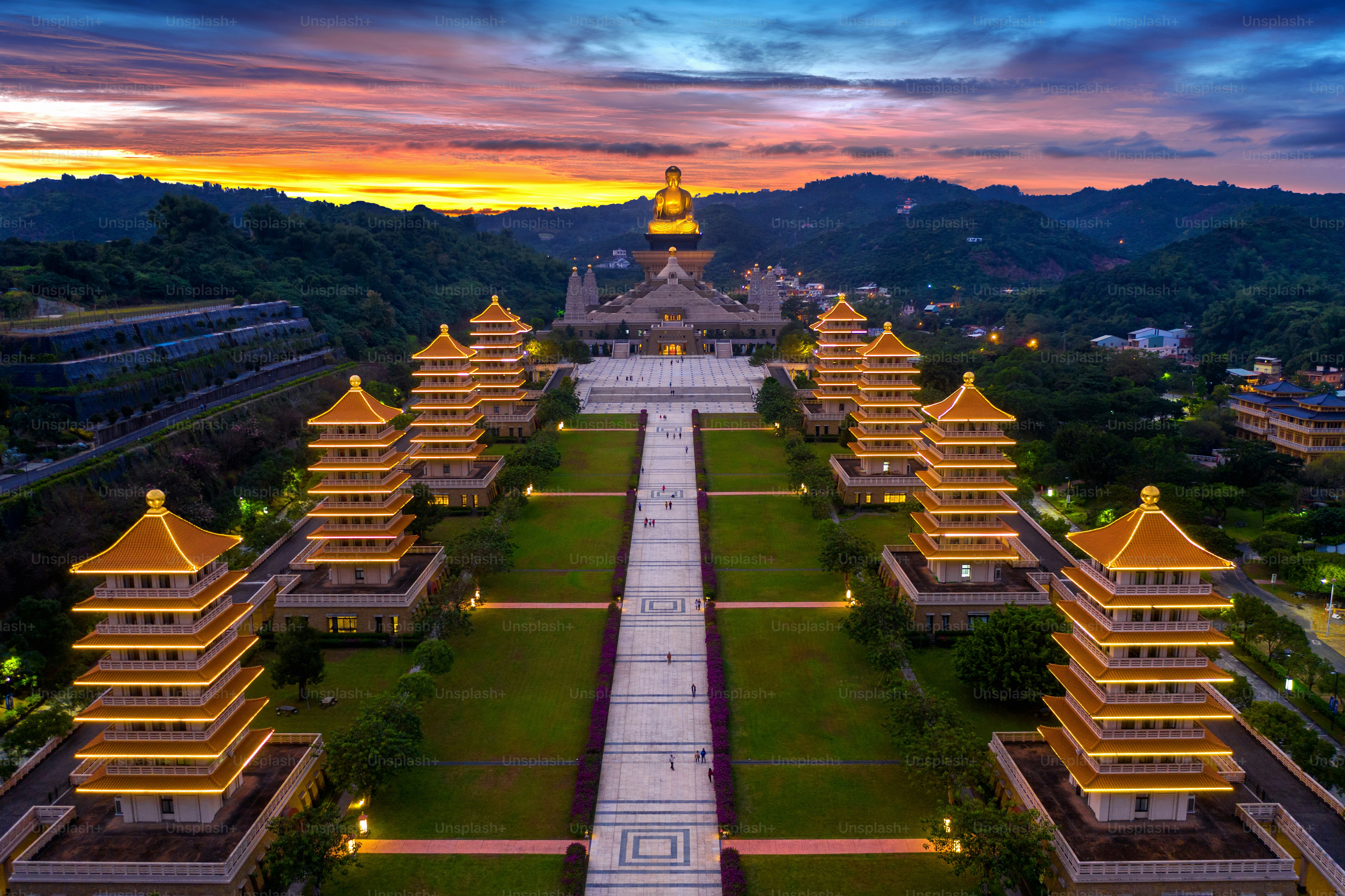 Sonnenuntergang im Fo Guang Shan Buddha Tempel in Kaohsiung, Taiwan.