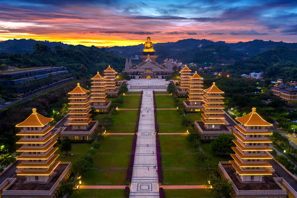 台湾の高雄にある佛光山仏寺の夕暮れ。